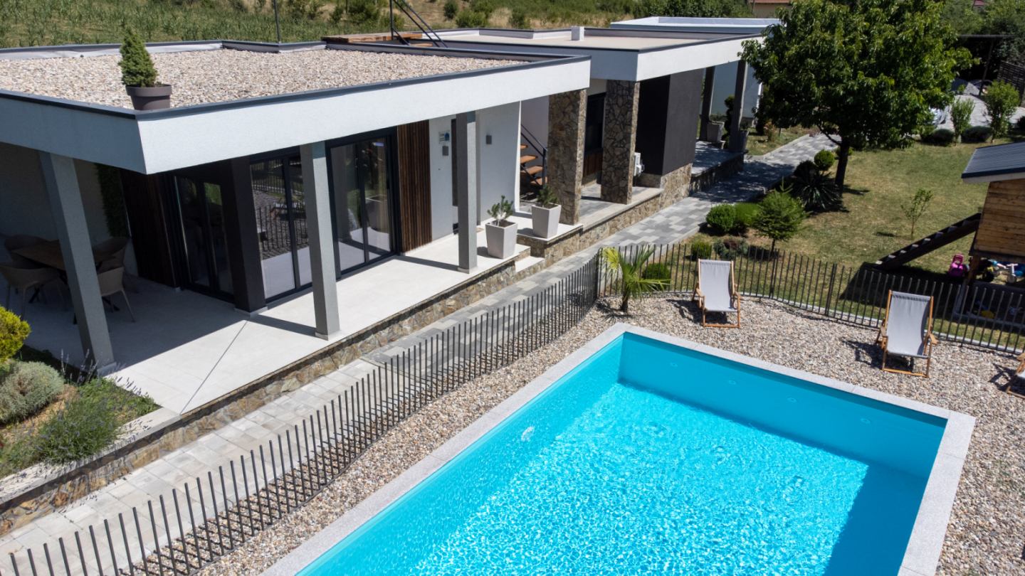 Ptičja perspektiva bazena i kuće Duos Apartmani u Sokobanji